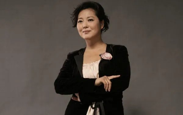 王茜华：演农村剧走红，为拍戏整容200次，今50岁现状如何？