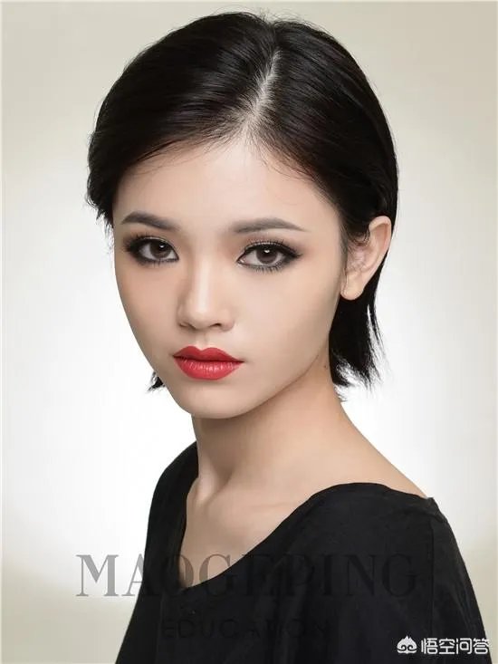 学习化烟熏妆的步骤，清纯优雅的烟熏妆？