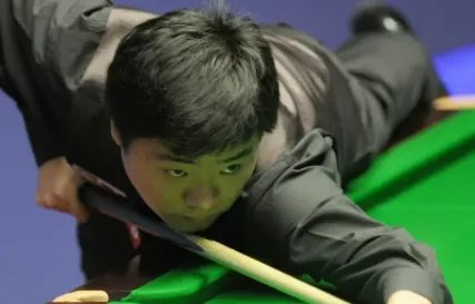 潘晓婷和丁俊晖比赛