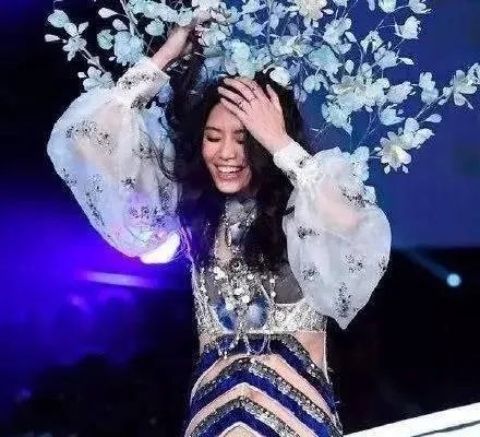 2017维密大秀，超模奚梦瑶不慎摔倒，未来的道路会如何？
