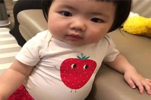 李灿森一岁半女儿走红，颜值神似缩小版洪金宝吗？