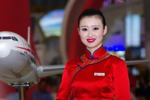 机舱门为什么还是空姐手动关闭的?