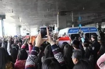 粉丝追星为什么致飞机延误？