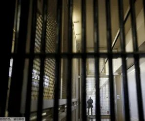 法国监狱再发袭警是怎么回事？