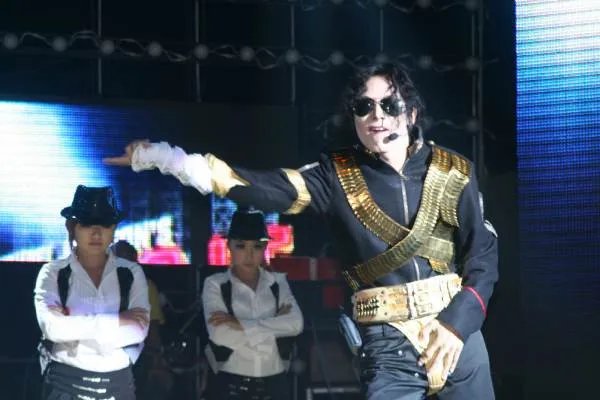 中国第一个模仿迈克尔杰克逊的人是谁？长什么样？照片有没有