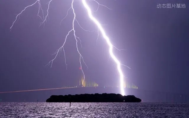 上联是“晨不见日雨纷落”，如何对下联？