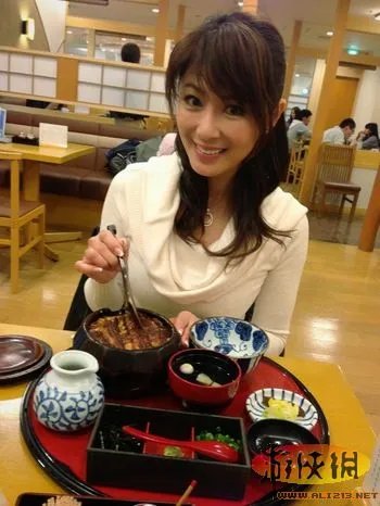 日本选美冠军山田佳子爆红网络 49岁童颜依旧