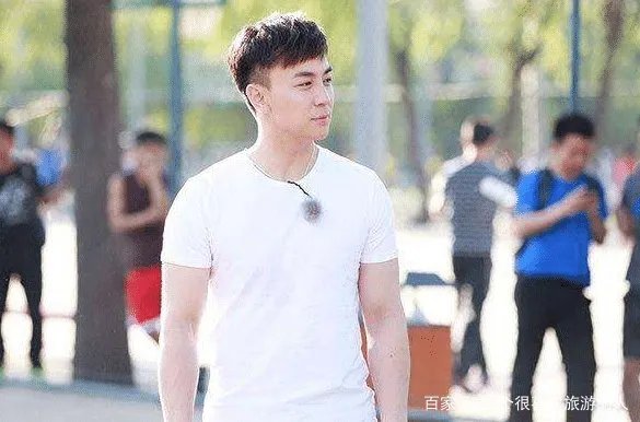 向华强都不敢惹，王宝强要行晚辈礼，释小龙究竟是什么身份？