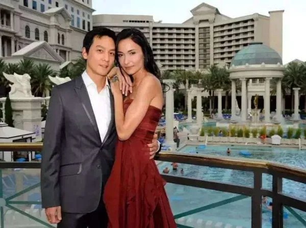 吴彦祖晒婚礼照庆结婚11周年，明星都是怎样经营自己的婚姻的？