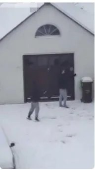 警察去抓贼怎么和贼打起了雪仗?