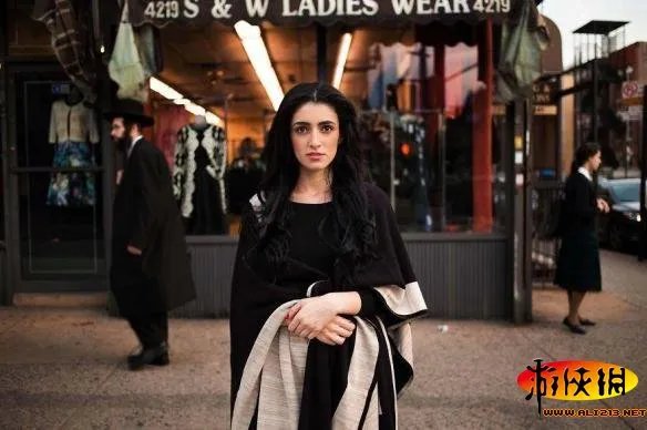 世界美女地图：罗马尼亚29岁女子穷游37国专拍正妹