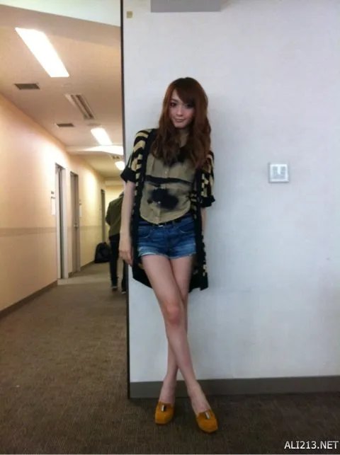 每日福利大放送 长腿模特佐藤かよ大秀惹火身材