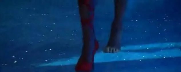 2017维密大秀，超模奚梦瑶不慎摔倒，未来的道路会如何？