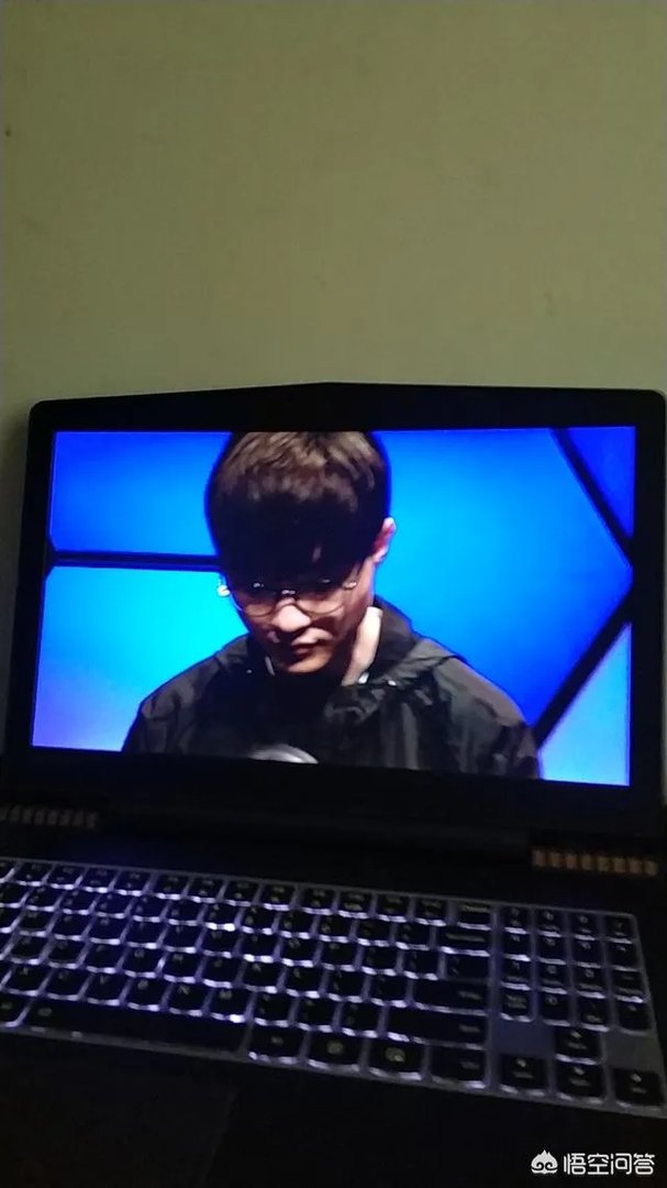 梅西社交平台更新照片,内马尔连发三条评论,就一个字“丑”,你如何看待?