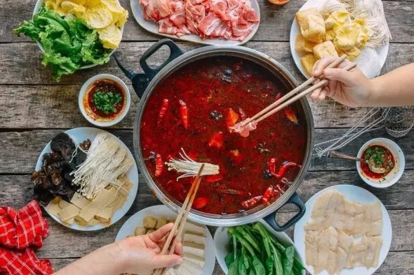 可怕!女子火锅配冰奶茶碱中毒,究竟有多危险?医生能给科普一下吗?