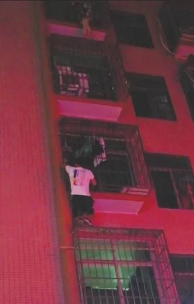 男子爬6楼救了男童自己不敢下来原因竟然是恐高