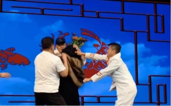 赵本山罕见登台表演，却遭女粉丝拥抱索吻，难道是徒弟故意安排？