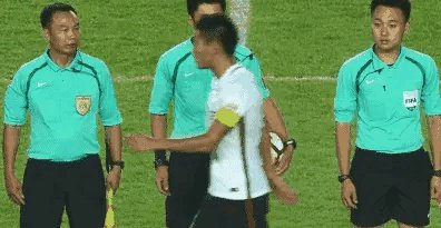 中超联赛裁判一年的年薪有多少钱呢？他们是如何选拔的？