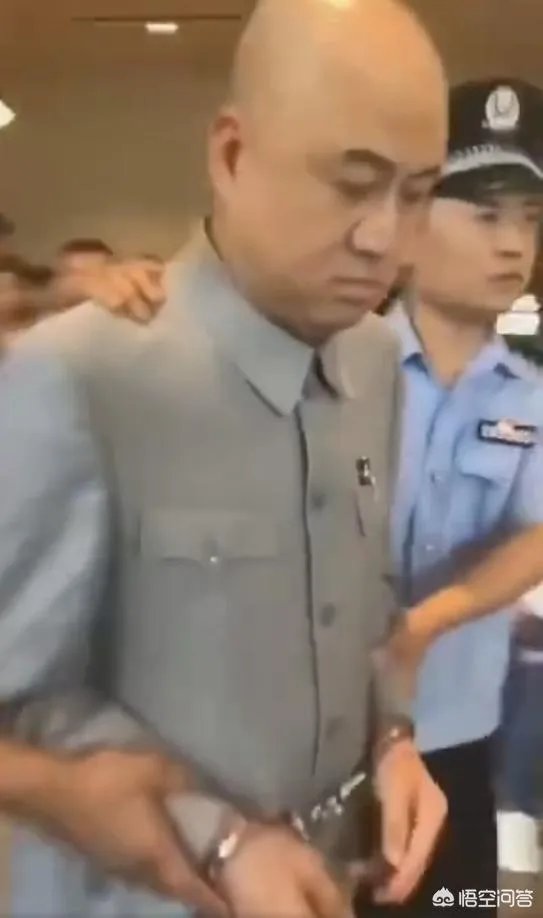 网络里有警察用手铐带走单口相声演员方清平的视频，是不是真实的犯罪，还是在拍戏？