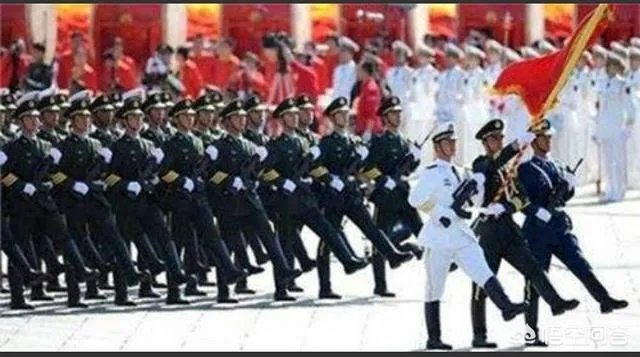 两名工人被垮塌泥土掩埋，50多名武警徒手挖人，你怎么看？