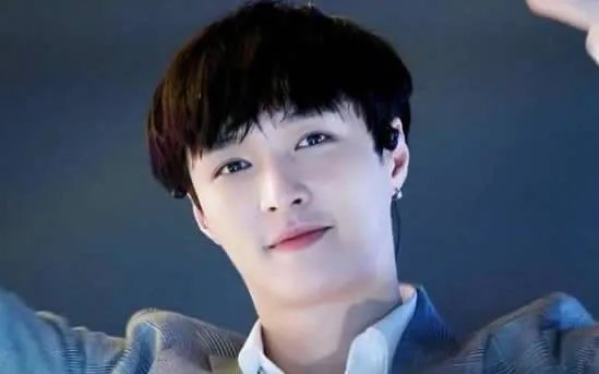 张艺兴倒立训狗:这画面怪不得都在羡慕狗狗了