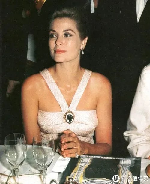 女士胸针怎么佩戴