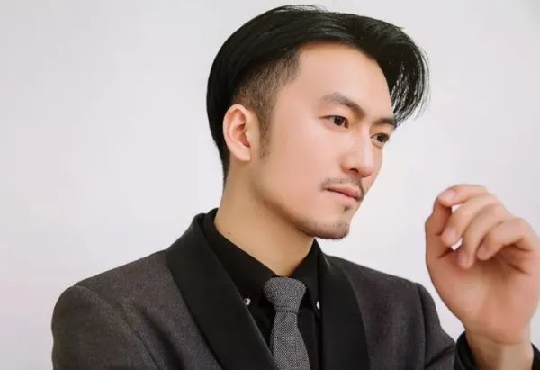 快递小伙因为长相酷似谢霆锋，不顾母亲反对花重金整容，如今怎么样了？