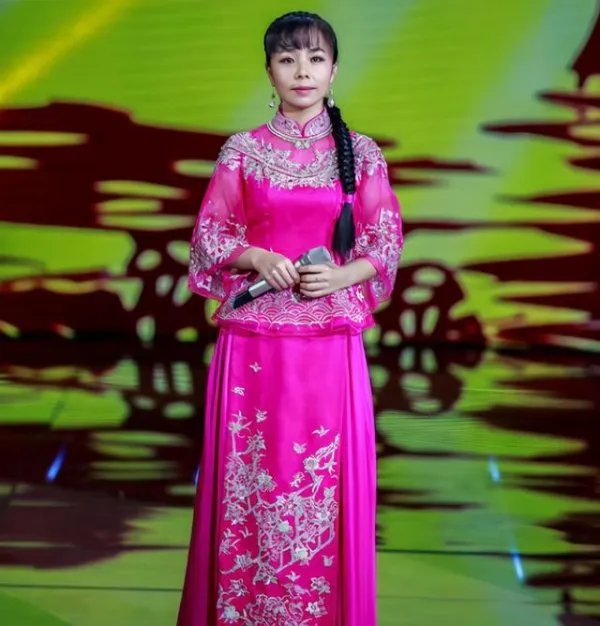 草帽姐卖惨被批炒作，嫁初恋的王二妮如今咋样？