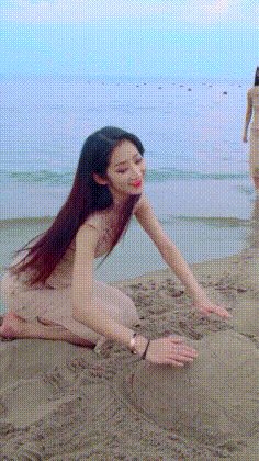 吴京冻到原地转圈圈 有点花样在身上的动态图