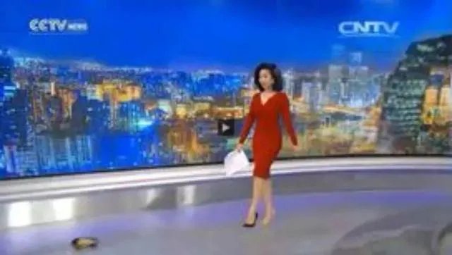 主持节目时高跟鞋掉了怎么办？