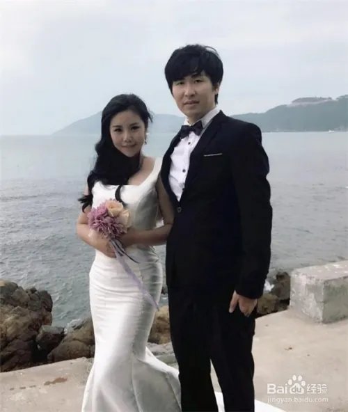 超女纪敏佳结婚了，太着急结婚照没修就发出来了