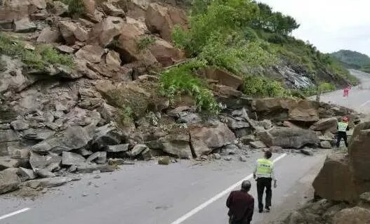 重庆开州山体滑坡2人死亡 目前相关部门正在抢险救援中