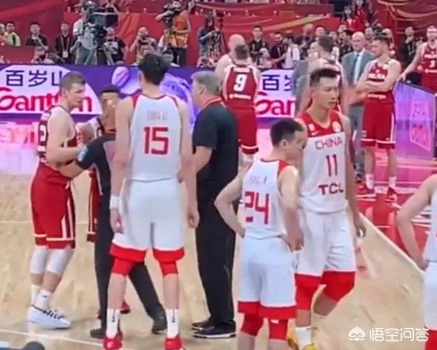 有人说男篮惜败波兰不怪周琦，责任在李楠，周琦不应该被骂的一无是处！你怎么看呢？