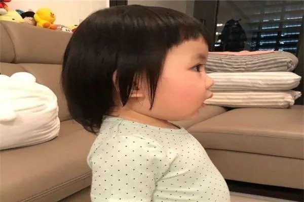 李灿森一岁半女儿走红，颜值神似缩小版洪金宝吗？