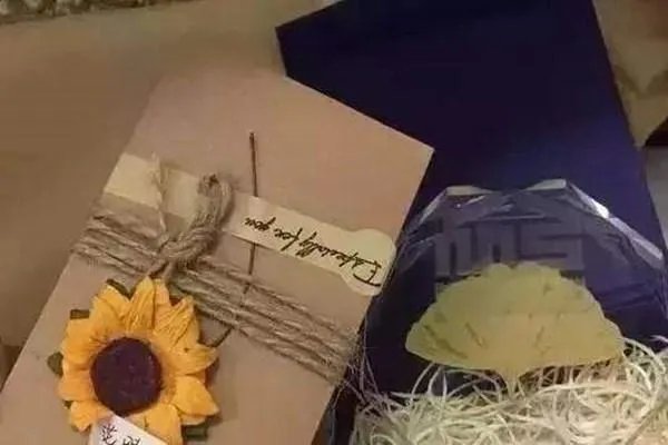 班长给全班人买奶茶，你的班长都做过啥让你开心的事？