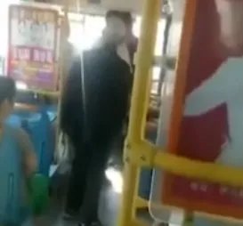 如何看待老人拿老年证被轰下公交车？