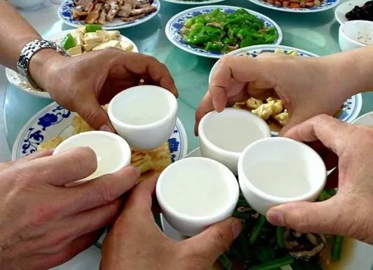 如何看待男子酒后睡路边被盗刷12万这件事？