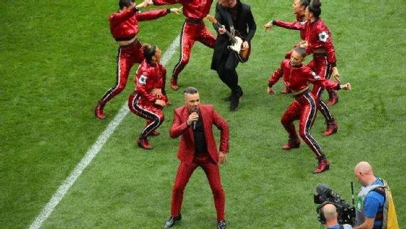 英国歌星在世界杯开幕式上为何竖中指？