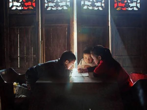 熊孩子砸车刻上老爸手机号只因老爸外出务工，如何照顾好留守孩子？