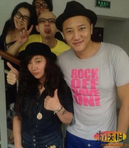 32郎激吻丁少华 《中国好声音》幕后照亲如家人