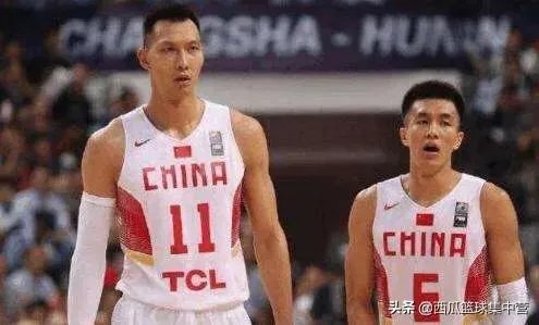 网友翻了郭艾伦和易建联的微博，前者大多是综艺，后者大多是篮球，你怎么看？