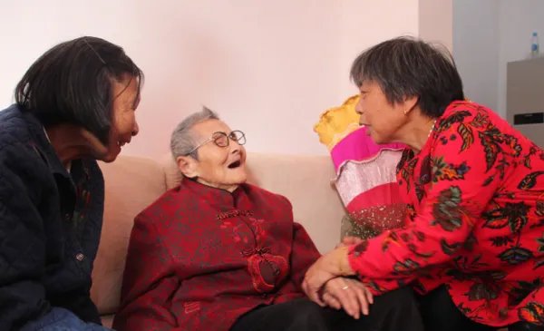 江西一名百岁老人被孙子捧成全县网红,你对这位老人有哪些了解呢?