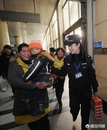 8岁儿子给警察老爸发红包：我用压岁钱，买爸爸一天的陪伴，家庭和工作的时间矛盾如何解决？