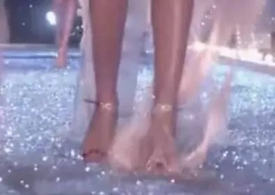 2017维密大秀，超模奚梦瑶不慎摔倒，未来的道路会如何？