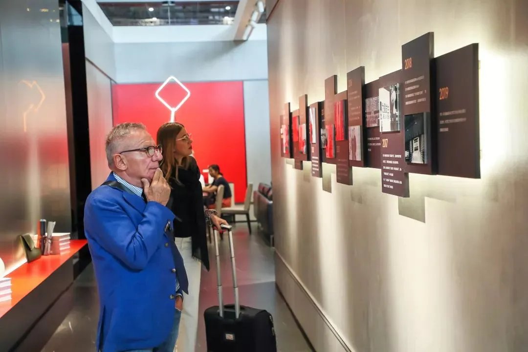 顾家工艺上海展亮相,37年匠心坚持,用极简设计定义极致舒适生活!