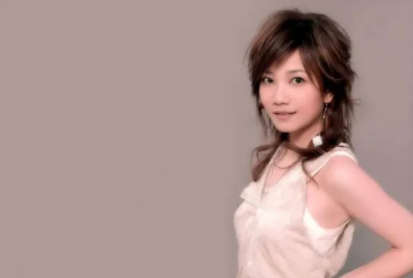 为什么许多人都会以为梁静茹是中国人？