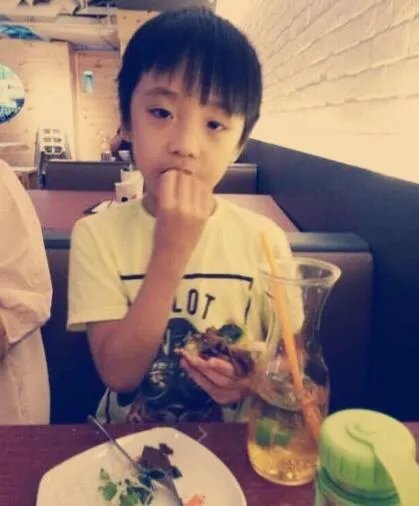 吴镇宇晒儿子吴费曼图片  眼睛受伤真相成罗生门