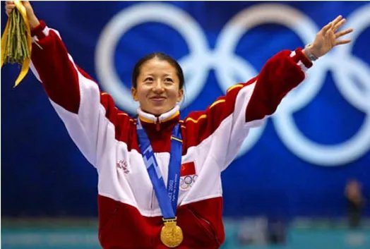 获得第一枚冬奥会金牌的中国运动员是谁？