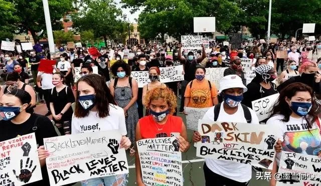 美国肺炎超200万，死亡超10万为什么经济还没垮掉？