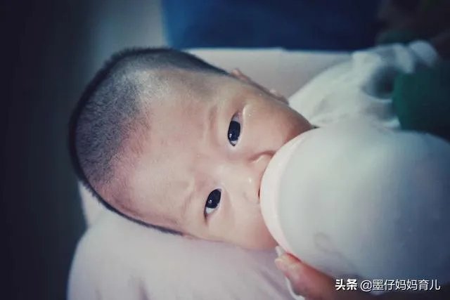 哺乳期妈妈涨奶挤奶的时候宝宝都很快就醒来是怎么回事